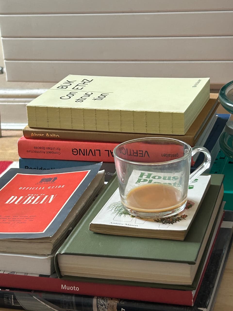 Mesa com livros e café